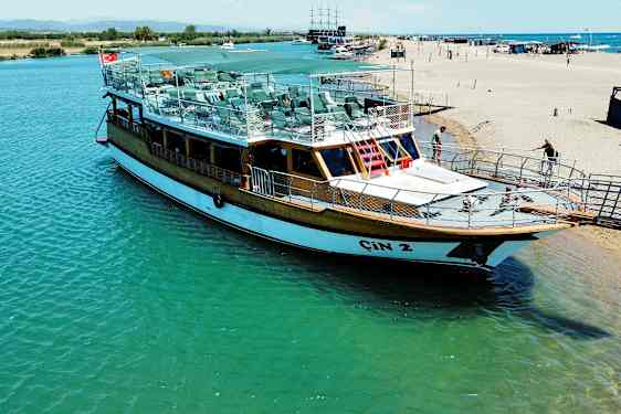 Vene on laiturilla lähellä rantaa. (Tekoälyn luoma teksti)