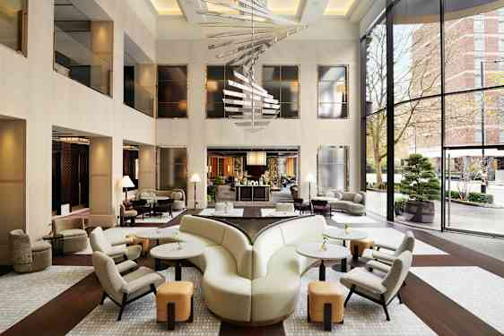 Hotellin aulatila, jossa on tyylikäs istuinryhmä ja moderni muotoilu. (Tekoälyn luoma teksti)