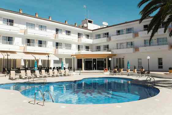 Uima-allas hotellin edessä, jossa aurinkotuoleja ja varjoja. (Tekoälyn luoma teksti)