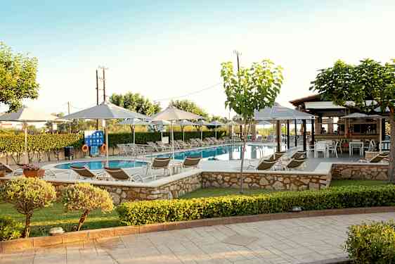 Uima-allas, jota ympäröivät aurinkotuolit, aurinkovarjot ja vehreys. (Tekoälyn luoma teksti)