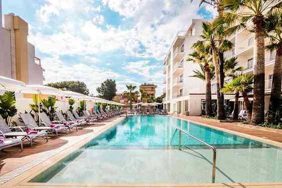 Uima-allas hotellin yhteydessä, aurinkotuoleja ja varjoja. (Tekoälyn luoma teksti)