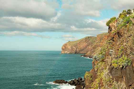 Näkymä rannikkoympäristöön, jossa on kallioita meren äärellä. (Tekoälyn luoma teksti)