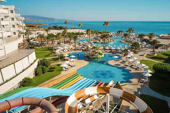 Näkymä hotellin uima-altaisiin ja vesiliukumäkiin meren lähellä. (Tekoälyn luoma teksti)