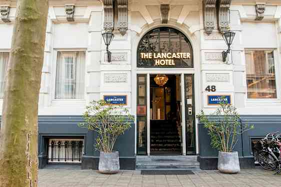 Hotellin sisäänkäynti, jonka yläpuolella on kyltti 'The Lancaster Hotel'. (Tekoälyn luoma teksti)
