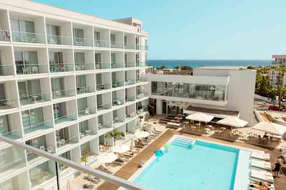 Hotelli, jossa on allasalue ja näkymä merelle. (Tekoälyn luoma teksti)