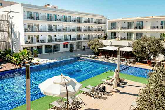 Kuva hotellirakennuksesta, jossa on useita kerroksia. Rakennuksen edessä on suuri uima-allas ja aurinkotuoleja varjojen alla. (Tekoälyn luoma teksti)