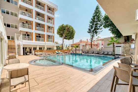 Hotellin ulkouima-allas istuimineen ja aurinkotuoleineen. (Tekoälyn luoma teksti)