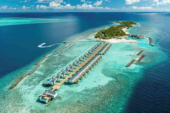 Ilmasta otettu kuva trooppisesta saaresta, jossa on vesihuviloita ja ympärillä turkoosi meri. (Tekoälyn luoma teksti)