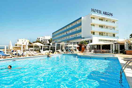 Hotelli, jossa on ulkouima-allas ja ympärillä aurinkotuoleja ja varjoja. (Tekoälyn luoma teksti)