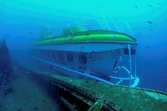 Sukellusvene lähellä hylyn jäänteitä, ympärillään kaloja veden alla. (Tekoälyn luoma teksti)