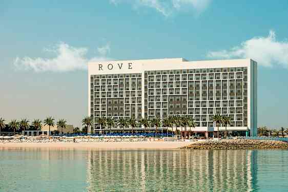 Hotelli rannalla, jossa on palmuja. (Tekoälyn luoma teksti)