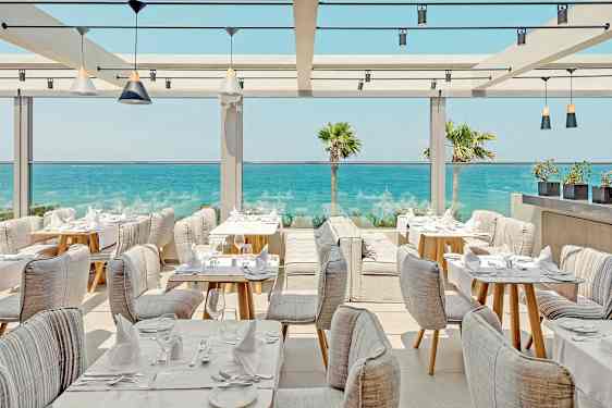 Ravintola, jossa istumapaikkoja meren rannalla. (Tekoälyn luoma teksti)