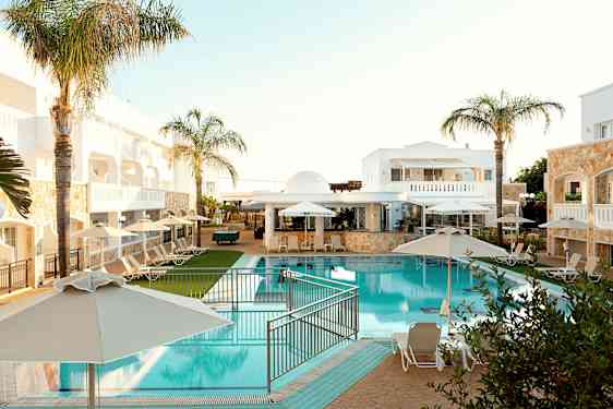 Hotellialue, jossa uima-allas, aurinkotuoleja ja varjoja. (Tekoälyn luoma teksti)