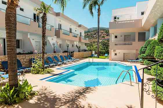 Kuva altaasta, jota ympäröivät aurinkotuolit ja parvekkeet rakennuksissa. (Tekoälyn luoma teksti)