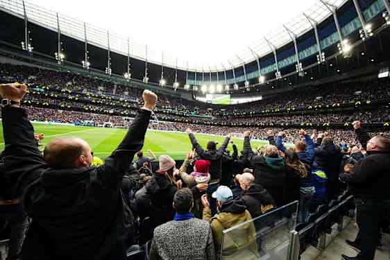 Jalkapallostadion täynnä yleisöä, joka juhlii. (Tekoälyn luoma teksti)