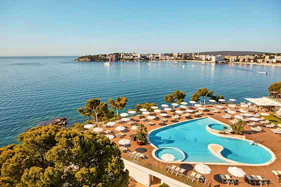 Kuva uima-allasalueesta, josta on näkymä rannikolle ja merelle. (Tekoälyn luoma teksti)