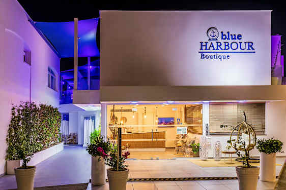 Hotellin sisäänkäynti yöllä, näkyvissä ikkunat ja sisustus. (Tekoälyn luoma teksti)