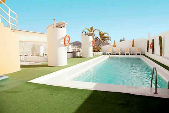 Ulkouima-allas sijaitsee kattoterassilla, ympärillä aurinkotuoleja ja varjoja. (Tekoälyn luoma teksti)