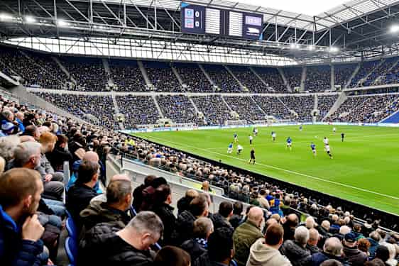 Täysi stadion jalkapallo-ottelussa. (Tekoälyn luoma teksti)