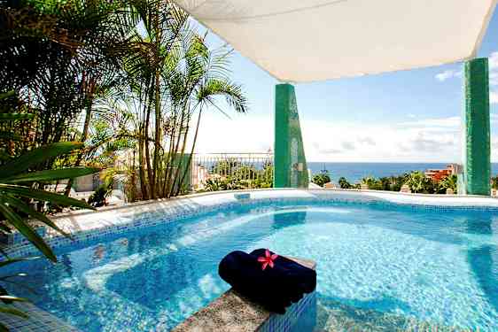 Ulkouima-allas merinäköalalla, ympärillä vehreyttä. (Tekoälyn luoma teksti)