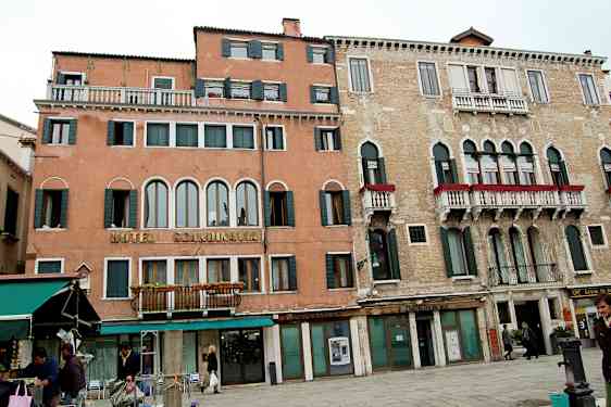 Hotelli nimeltä 'Hotel Scandinavia' ja muita rakennuksia klassisella arkkitehtuurilla. (Tekoälyn luoma teksti)