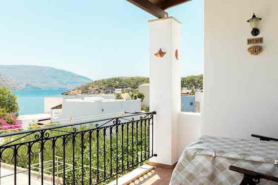 Parveke, jolta on näkymä merelle ja ympäröivään maisemaan. (Tekoälyn luoma teksti)