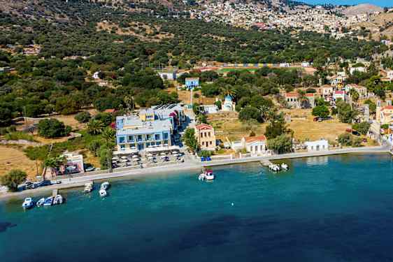 Satama pienessä Välimeren rannikkokaupungissa, jossa pieniä veneitä laiturilla. (Tekoälyn luoma teksti)