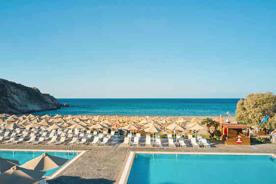 Uima-allas edessä ranta, jossa aurinkotuoleja ja aurinkovarjoja, ja taustalla meri. (Tekoälyn luoma teksti)