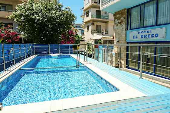 Hotelli El Greco -allasalue. (Tekoälyn luoma teksti)