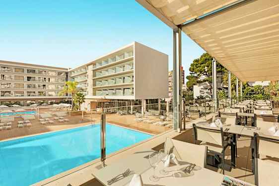 Hotellialue, jossa uima-allas ja ulkoravintola. (Tekoälyn luoma teksti)