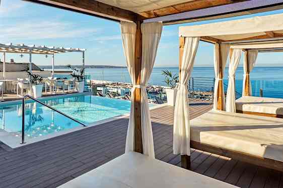 Terassi, jossa uima-allas, cabanat ja merinäköala. (Tekoälyn luoma teksti)