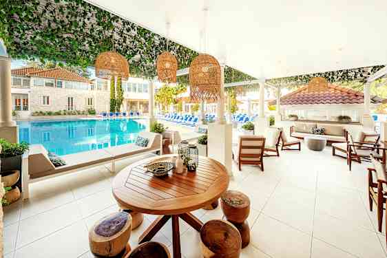 Uima-allasalue istuinryhmillä ja näkymä altaan yli. (Tekoälyn luoma teksti)