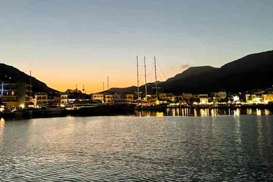 KGS Pothia by night (PONI)