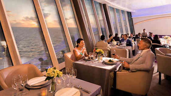 Royal Caribbean International -aluksen ravintolassa ihmisiä illallisella