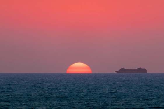Risateilyalus merellä auringon laskiessa. Foto: Pixabay