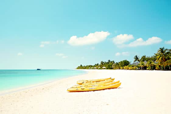 Kajakkeja Kuredu Island Resort & Span vaalealla rantahiekalla