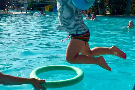 Lapsi hyppää altaaseen