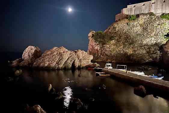 Kuutamo sataman yllä