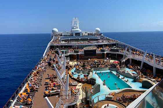 Risteilyaluksen uima-allaskansi