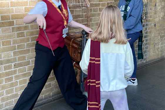 Henkilökunta auttaa ottamaan täydellisen kuvan