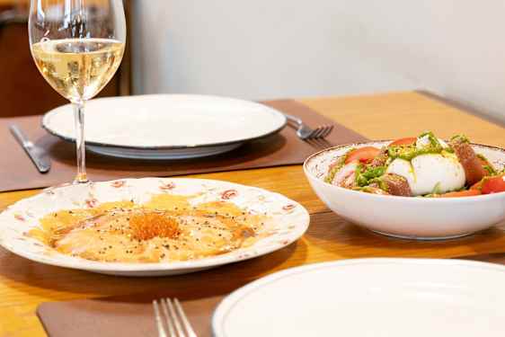 Tapaksia pöydällä