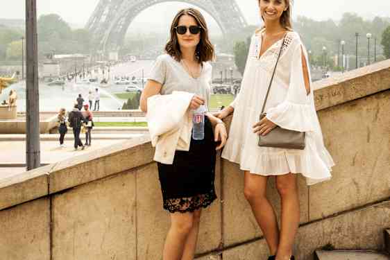 Kaki ystävätärtä Eiffeltornin edessä