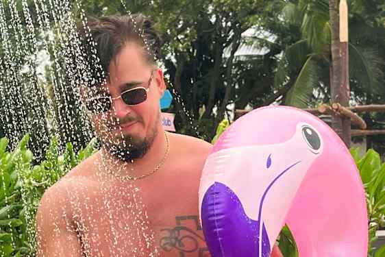 Käärijä flamingo-uimalelun kanssa Thaimaassa