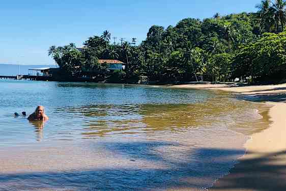 Jessica uimassa Ilhabelan rannalla