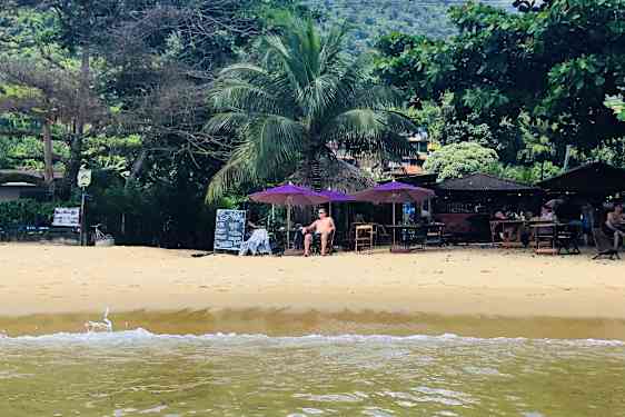 urinkotuli ja -varjoja rannalla