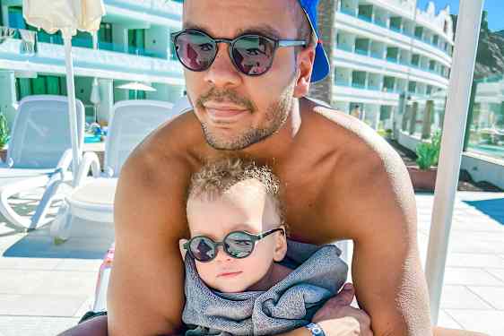 Ernest "Erkku" Lawson lapsensa kanssa Kanarialla