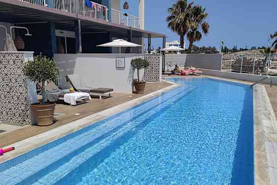 Hotellihuone josta pääsee suoraan uima-altaaseen