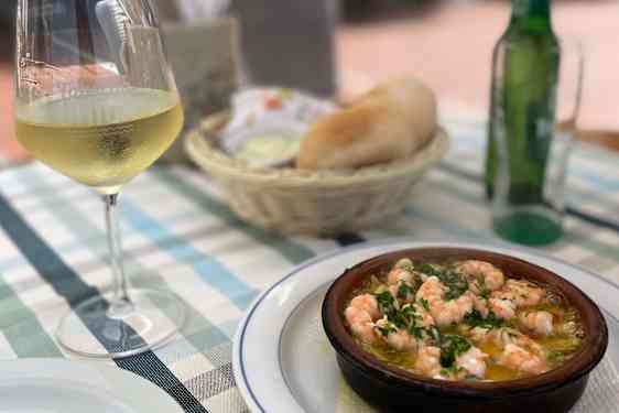 En tallrik rykande färsk gambas.