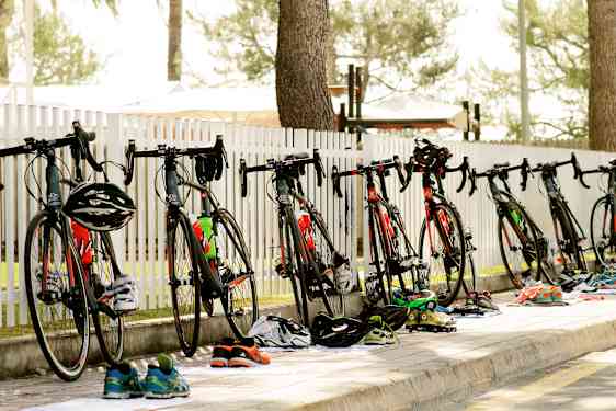 Cyklar parkerade vid ett staket