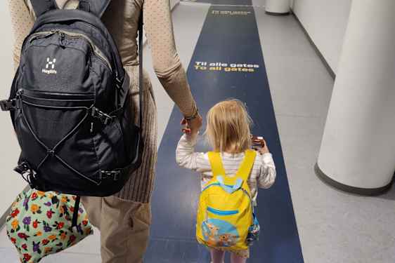 Äiti ja tytär menossa lentokoneeseen